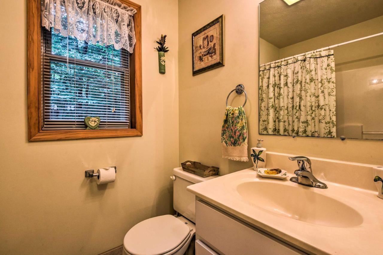 Pocono Mountain Home With 3 Community Lakes! Gouldsboro Luaran gambar